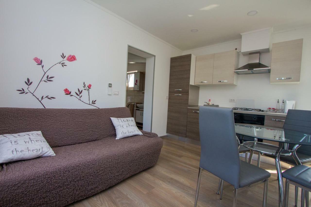 Apartment Krista Tinjan Buitenkant foto